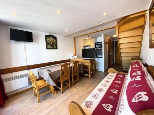 Cette chambre comprend une cuisine et une salle à manger. dans l'établissement Résidence Silveralp - Val Thorens location: Duplex rénové en dernier étage, proche garderie et école de ski MAE-9064, à Val Thorens