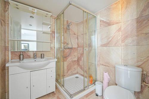 une salle de bain avec une douche, des toilettes et un lavabo dans l'établissement 