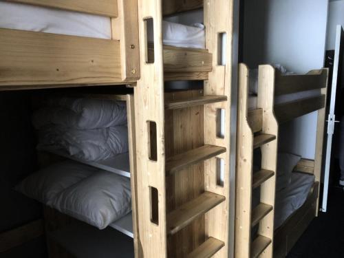 deux ensembles de lits superposés dans une chambre dans l'établissement Résidence MARMOTTES - Studio pour 5 Personnes MAE-9084, à Gourette