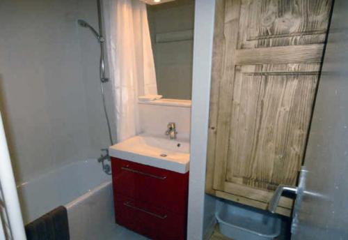 une salle de bain avec un lavabo, une baignoire et un miroir dans l'établissement Résidence MARMOTTES - Studio pour 5 Personnes MAE-9084, à Gourette