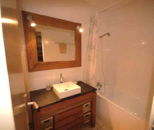 une salle de bain avec un lavabo, un miroir et une baignoire dans l'établissement Résidence MARMOTTES - Studio pour 6 Personnes MAE-8984, à Gourette
