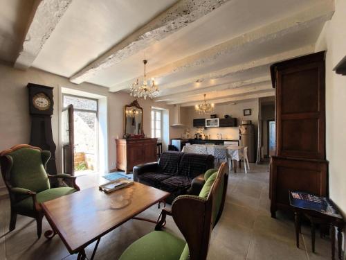un salon avec une table et des chaises dans l'établissement Gîte de France Gîte la chapelle 3 épis - Gîte de France 6 personnes MAE-8904, à Saint-Solve