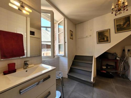 a bathroom with a staircase and a sink and a stair case at Gîte de France Gîte la chapelle 3 épis - Gîte de France 6 personnes 904 