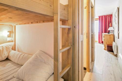 - une chambre avec des lits superposés dans une petite maison dans l'établissement Résidence Les Sentiers du Tueda - maeva Home - Studio 4 personnes Selection MAE-1523, à Les Allues