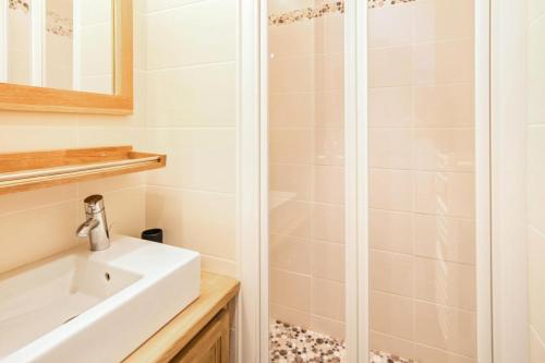 une salle de bain avec un lavabo et une douche dans l'établissement Résidence Les Sentiers du Tueda - maeva Home - Studio 4 personnes Selection MAE-1523, à Les Allues