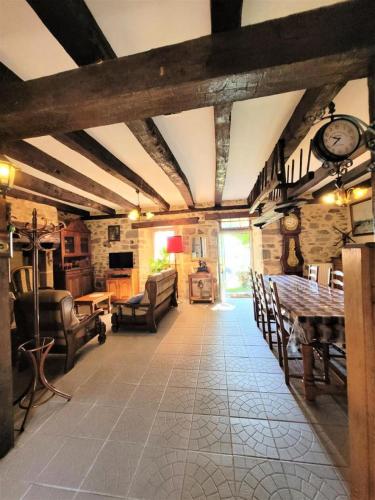 un grand salon avec une table et des chaises dans l'établissement Gîte de France Le pouget 3 épis - Gîte de France 7 personnes MAE-8944, à Albussac