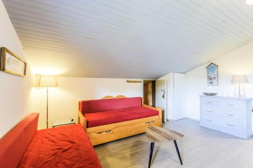 une chambre avec un lit, un canapé et une table dans l'établissement Résidence Pierre de Soleil - maeva Home - Studio 4 personnes - Sélection MAE-1688, à Aime La Plagne