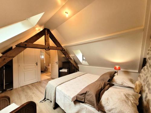 Ένα ή περισσότερα κρεβάτια σε δωμάτιο στο Gîte de France Les 7 sources 3 épis - Gîte de France 8 personnes MAE-8954