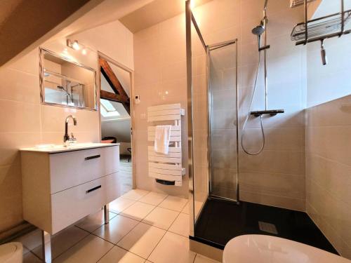 Ένα μπάνιο στο Gîte de France Les 7 sources 3 épis - Gîte de France 8 personnes MAE-8954