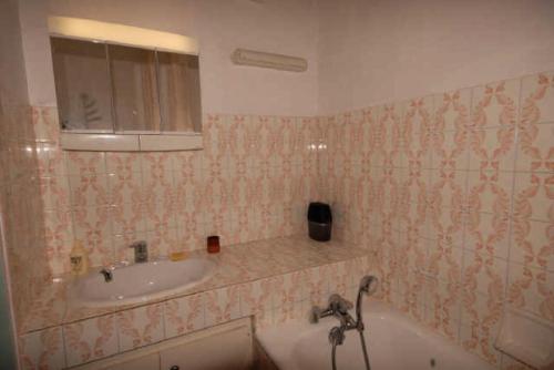 une salle de bain avec un lavabo et une baignoire dans l'établissement Résidence ISARDS - Studio pour 6 Personnes MAE-6024, à Gourette
