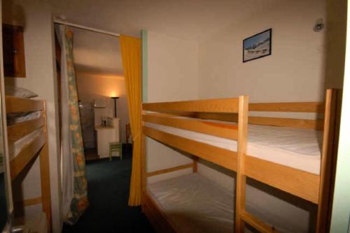 Cette chambre comprend 2 lits superposés et un couloir. dans l'établissement Résidence ISARDS - Studio pour 6 Personnes MAE-6024, à Gourette