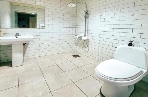 済州市にあるHalla guest houseのトイレと洗面台を備えた白いバスルーム