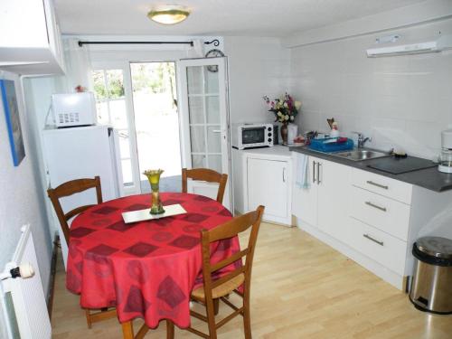 Η κουζίνα ή μικρή κουζίνα στο Gîte de France Le clos de l'etang 2 épis - Gîte de France 3 personnes MAE-9004