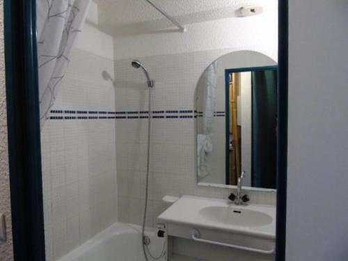 une salle de bain avec une douche, un lavabo et un miroir dans l'établissement Résidence Thabor - Studio pour 3 Personnes MAE-6404, à Modane