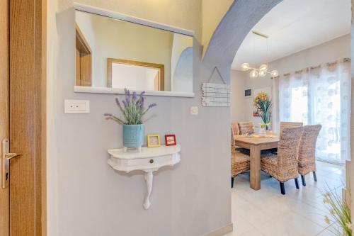 ein Badezimmer mit einem Waschbecken und einem Tisch in der Unterkunft Blue Paradise Apartman 2 in Sevid