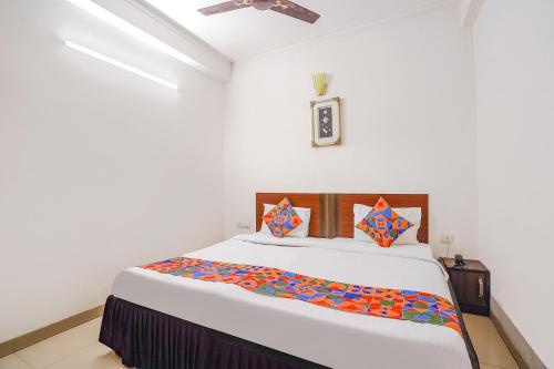 um quarto com uma cama grande num quarto em FabHotel Sai Residency em Agra