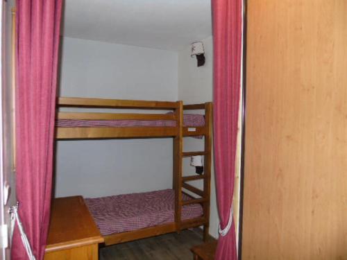 a bedroom with two bunk beds with pink curtains at Résidence Belvedere - 2 Pièces pour 6 Personnes MAE-4664 in Modane