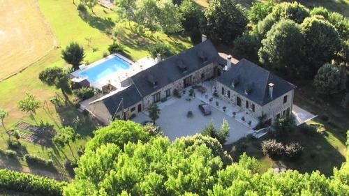 une vue aérienne d'une grande maison avec piscine dans l'établissement Gîte de France Les hauts de la valade 3 épis - Gîte de France 4 personnes MAE-9084, à Cublac