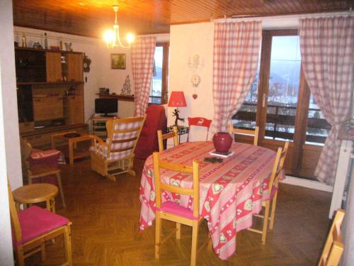 un comedor con mesa y sillas y una habitación en Appartement 3 pièces 7 pers avec vue magnifique sur les Pyrénées 79268, en Font-Romeu-Odeillo-Via
