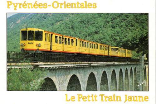 フォン・ロムー・オデイヨ・ヴィアにあるAppartement 3 pièces 7 pers avec vue magnifique sur les Pyrénées 79268の山上の橋上黄色列車