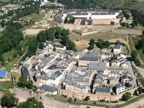 una vista aérea de una ciudad con casas en Appartement 3 pièces 7 pers avec vue magnifique sur les Pyrénées 79268, en Font-Romeu-Odeillo-Via