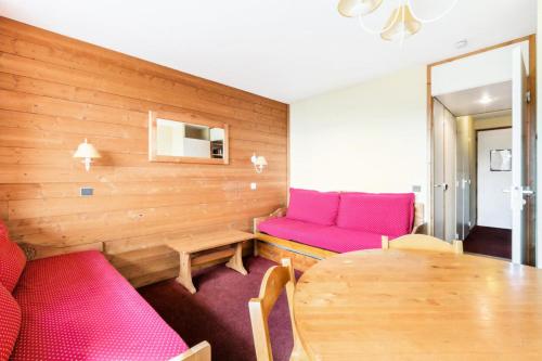 un salon avec des meubles roses et une table dans l'établissement Quartier Crève Cœur - maeva Home - Appartement 2 pièces 4 personnes - Confort MAE-4002, à Valmorel