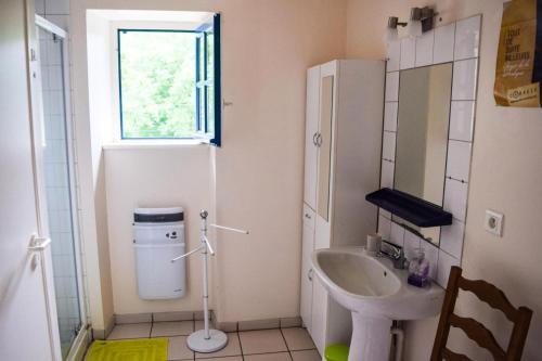 een kleine badkamer met een wastafel en een toilet bij Gîte de France à Champagnac-la-Noaille 3 épis - Gîte de France 4 personn 044 in Champagnac-la-Noaille