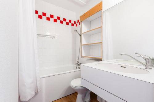 une salle de bain blanche avec un lavabo et des toilettes dans l'établissement Quartier Crève Cœur - maeva Home - Appartement 2 pièces 4 personnes - Confort MAE-4002, à Valmorel
