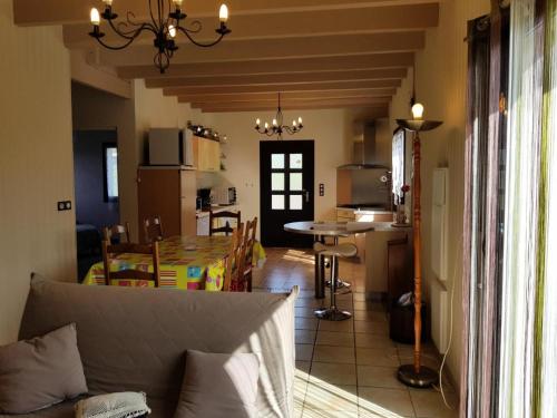 un salon et une cuisine avec un canapé et une table dans l'établissement Gîte de France O'calm 3 épis - Gîte de France 4 personnes MAE-9014, à Eyburie