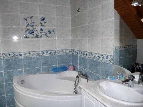 Koupelna v ubytování Gîte de France La closerie de la coussière 3 épis - Gîte de France 5 personnes MAE-9054