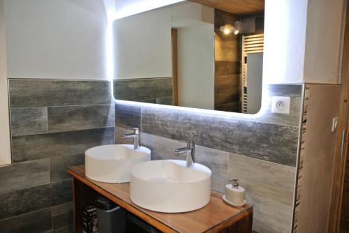 uma casa de banho com 2 lavatórios e um espelho em Maison 7 pièces 12 personnes centre station proche pistes 79925 em Bessans