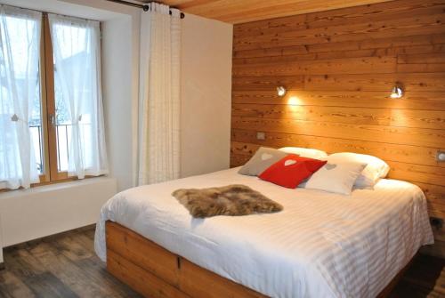 a bedroom with a bed with a cat laying on it at Maison 7 pièces 12 personnes centre station proche pistes - 7 Pièces 12 personnes MAE-4741 in Bessans