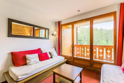 un salon avec un canapé et une table dans l'établissement Résidence L'Albane - maeva Home - Appartement 2 pièces 6 personnes Selection MAE-4508, à Vars