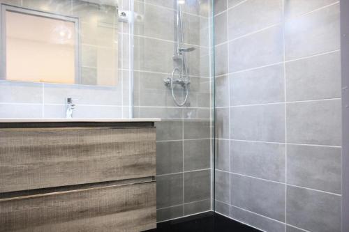 a bathroom with a shower and a sink at Résidence Neves - VAL THORENS location: Studio ensoleillé pour 4 personnes dans un quartier animé (LES NEVES) MAE-9081 in Val Thorens