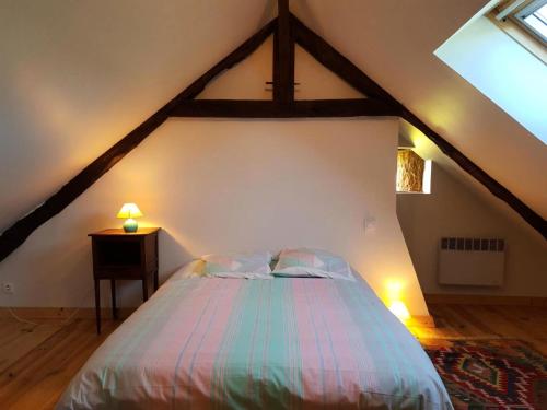 a bedroom with a bed in a attic at Gîte de France Gîte de duroux 3 épis - Gîte de France 6 personnes MAE-9134 in Estivals