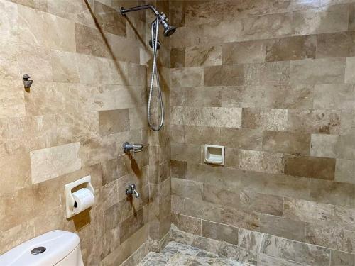 マニラにあるホワイト ナイト ホテル イントラムロスのバスルーム(シャワー、トイレ付)