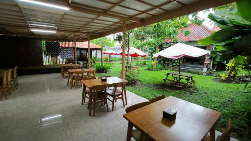 Restoran atau tempat lain untuk makan di Sobo Joglo Jawi Guesthouse by Cocotel