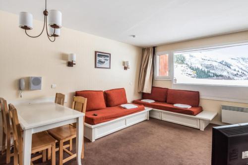 un salon avec un canapé et une table dans l'établissement Résidence Sépia - maeva Home - Appartement 2 pièces 5 pers Sélection MAE-5530, à Morzine