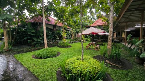 Aed väljaspool majutusasutust Sobo Joglo Jawi Guesthouse by Cocotel