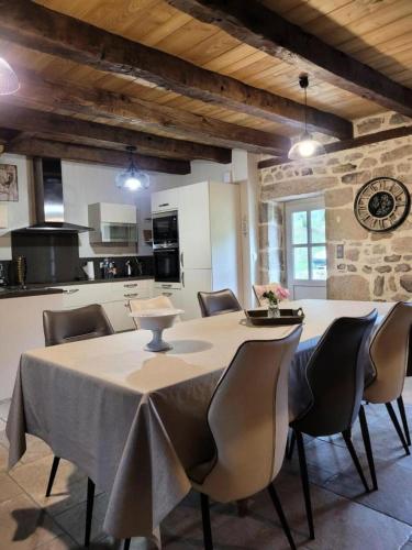 une cuisine et une salle à manger avec une table et des chaises dans l'établissement Gîte de France Les 7 sources 3 épis - Gîte de France 4 personnes MAE-9154, à Goulles