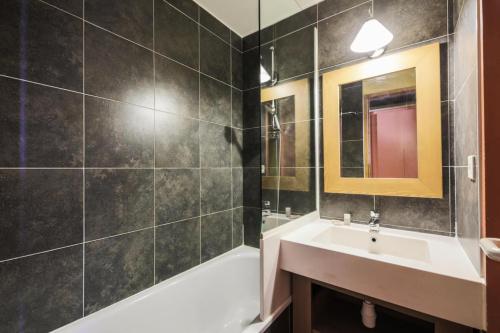 a bathroom with a sink and a tub and a mirror at Résidence L'Ours Blanc - maeva Home - Studio 5 pers Confort MAE-5828 in LʼHuez