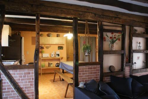 un salon avec un canapé et une table dans l'établissement Gîte de France Pierrelise 3 épis - Gîte de France 8 personnes MAE-9194, à Espartignac