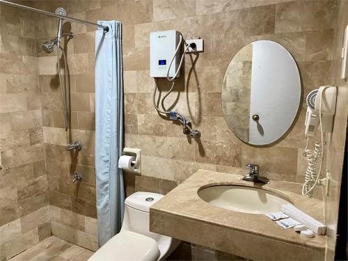 Un baño de White Knight Hotel Intramuros