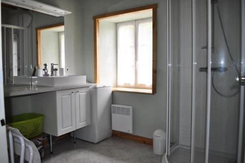 ein Bad mit einem Waschbecken und einer Dusche in der Unterkunft Gîte de France à Saint-Martin-Sepert 2 épis - Gîte de France 8 personnes 244 