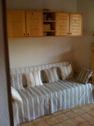 ランスヴィラールにあるStudio 5 personnes avec vue montagne 82171のソファ(枕付)が備わる客室です。