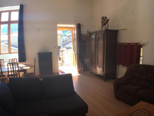 un salon avec un canapé et une table dans l'établissement Appartement 4 pièces 10 pers. en plein centre de la station - 4 Pièces 10 personnes MAE-7675, à Termignon