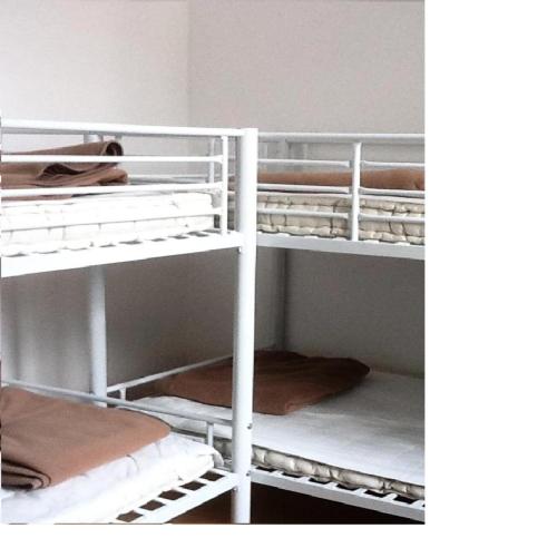 two white bunk beds in a room at Appartement 4 pièces 10 pers. en plein centre de la station 82072 in Termignon