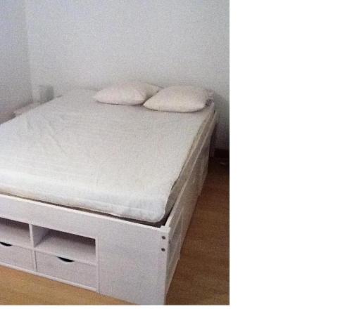 a white bed with two pillows on top of it at Appartement 4 pièces 10 pers. en plein centre de la station 82072 in Termignon