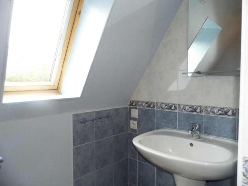 a bathroom with a sink and a mirror at Gîte de France à Turenne 3 épis - Gîte de France 6 personnes 334 in Turenne