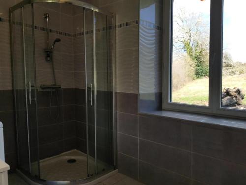 eine Glasdusche im Bad mit Fenster in der Unterkunft Gîte de France à Alleyrat 3 épis - Gîte de France 4 personnes MAE-9324 in Alleyrat